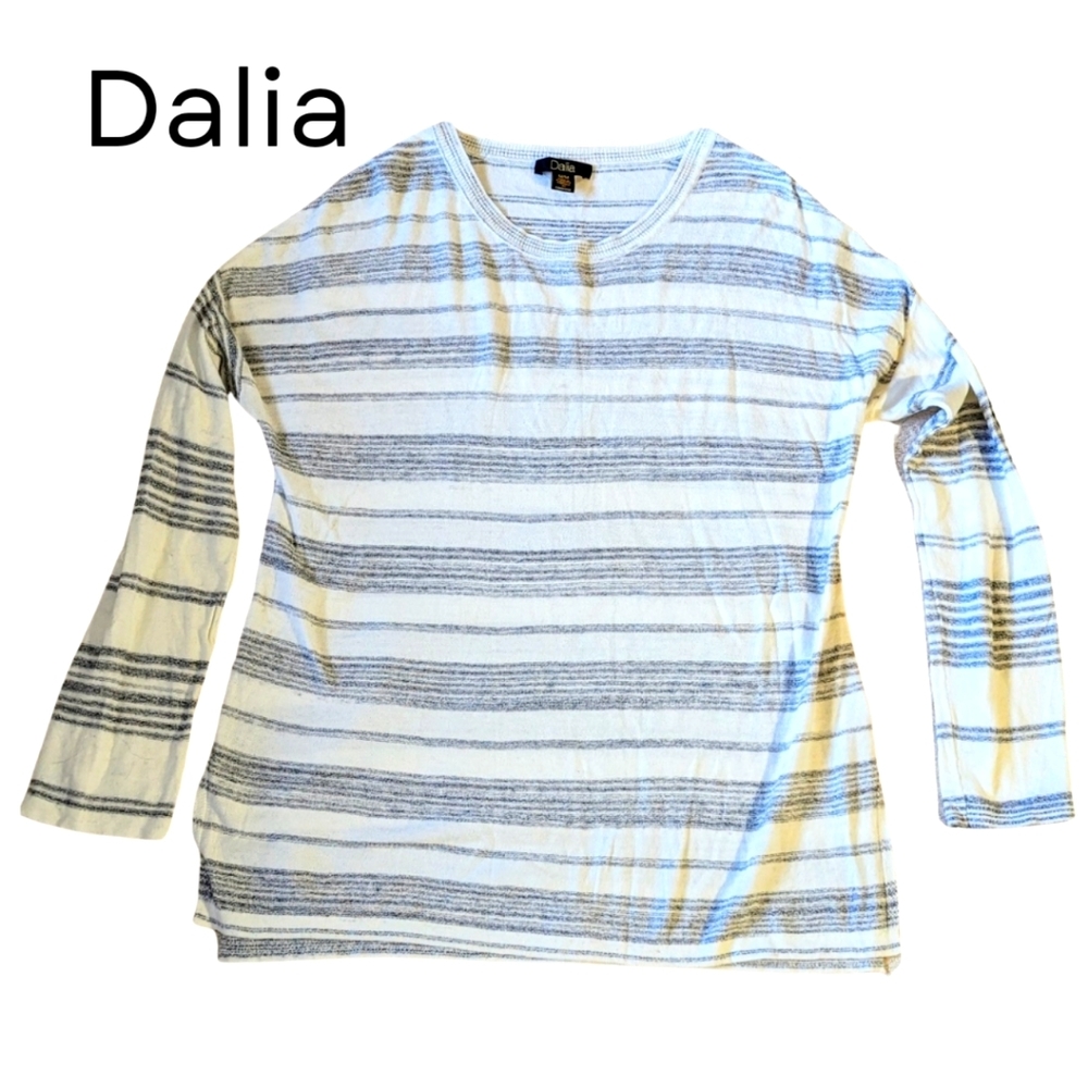 Dalia brand size med, lightweight grey & white pullover, EUC
